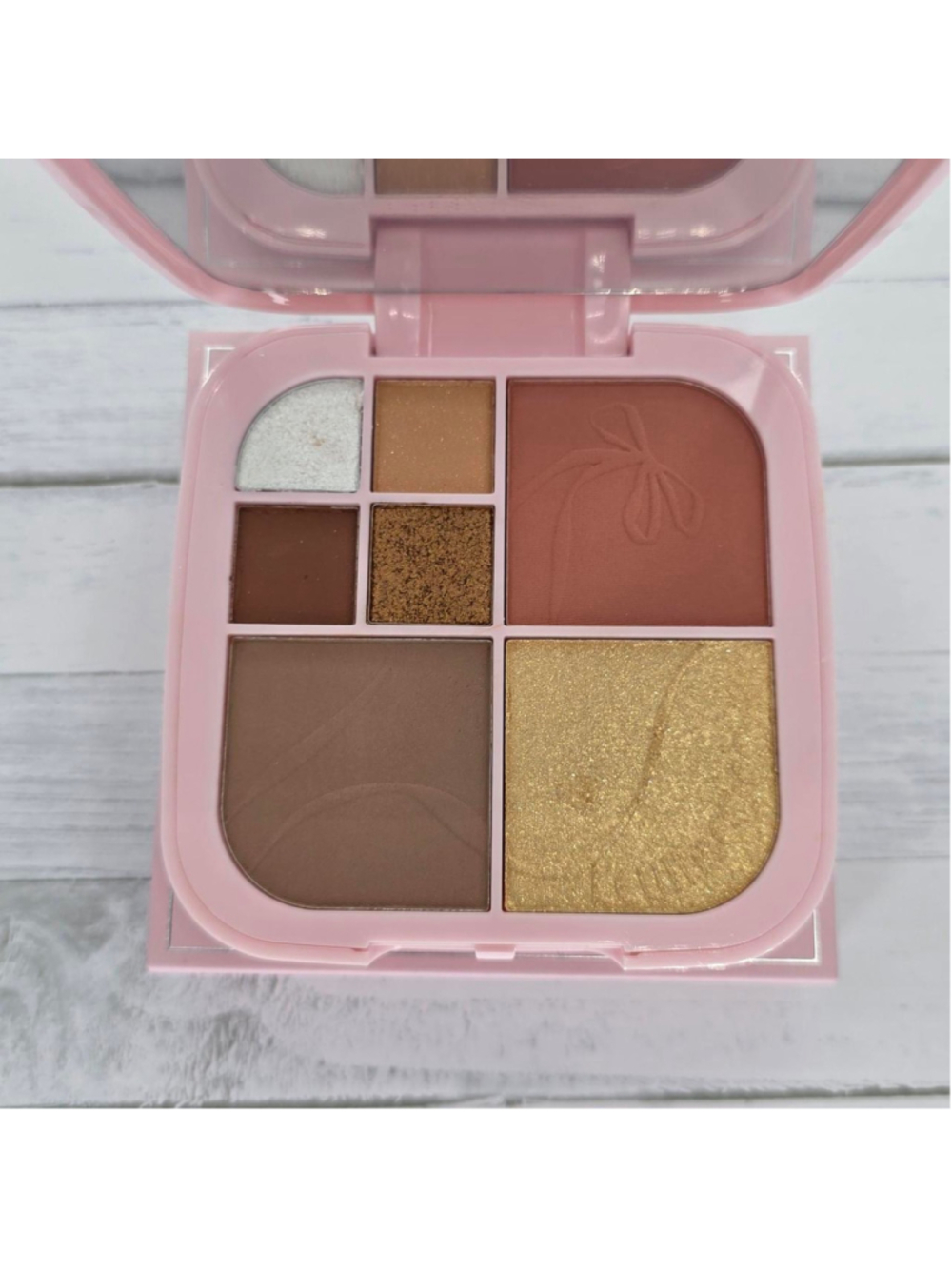 Kevin & Coco Eyeshadow Palette
Shade: KC01 Sakura